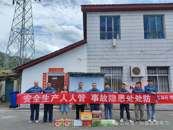 高溫酷暑送清涼，情系一線(xiàn)暖人心